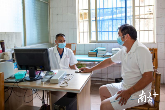 山塘醫(yī)院醫(yī)生張建忠為老李進(jìn)行復(fù)診。