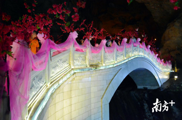 連州地下河鵲橋成為了“七夕網(wǎng)紅橋”。