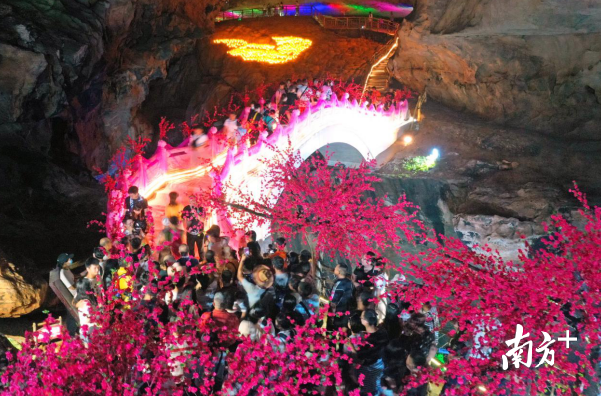 眾多游客到連州地下河的鵲橋體驗(yàn)游玩。