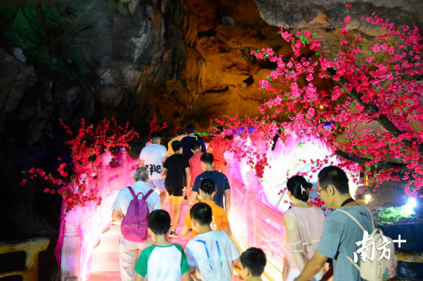 鵲橋布置好3天時(shí)間，已有1萬(wàn)多名游客來(lái)游玩體驗(yàn)。