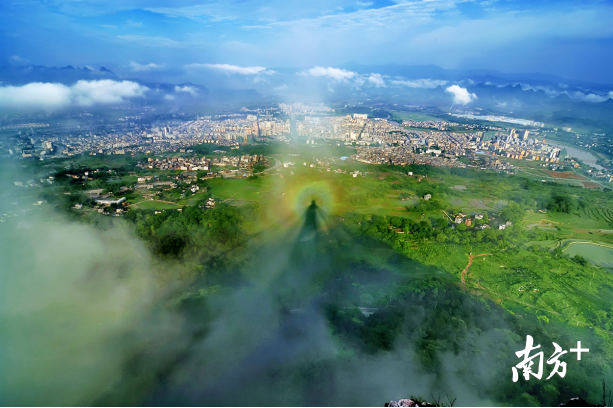 巾峰佛光。劉志成 攝