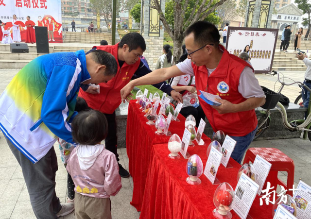 志愿者向群眾講解辨別毒品知識。