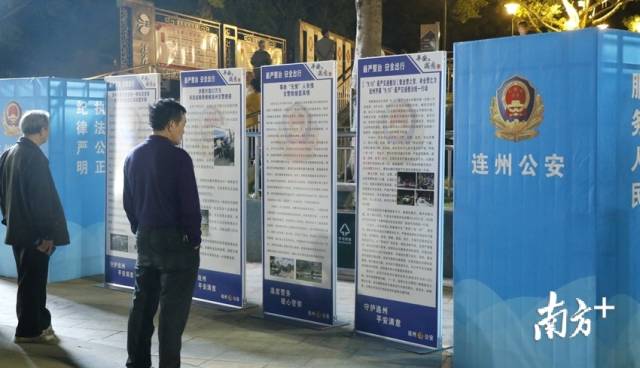 群眾觀看宣傳展板。段燦 攝