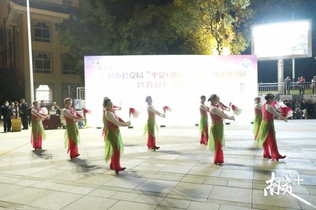 巡展特別增加了廣場(chǎng)舞表演賽內(nèi)容，吸引了近50支隊(duì)伍參加。段燦 攝