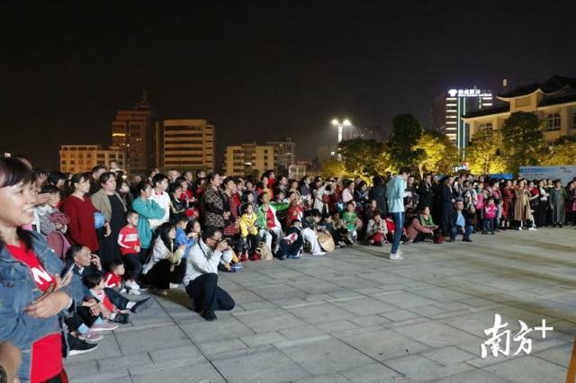 活動(dòng)吸引了眾多市民群眾。段燦 攝