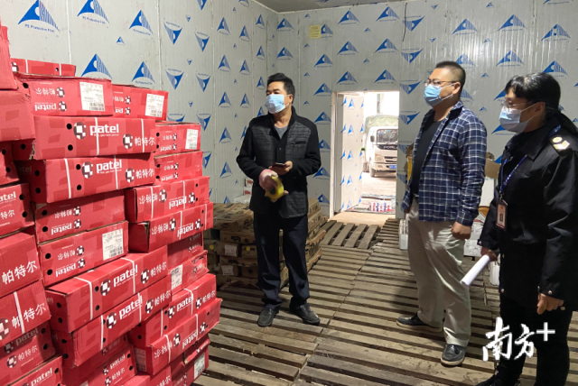 連州市市場監(jiān)督管理局局長吳飄揚(yáng)對(duì)市區(qū)內(nèi)儲(chǔ)存進(jìn)口冷凍肉產(chǎn)品的冰庫進(jìn)行監(jiān)督檢查。