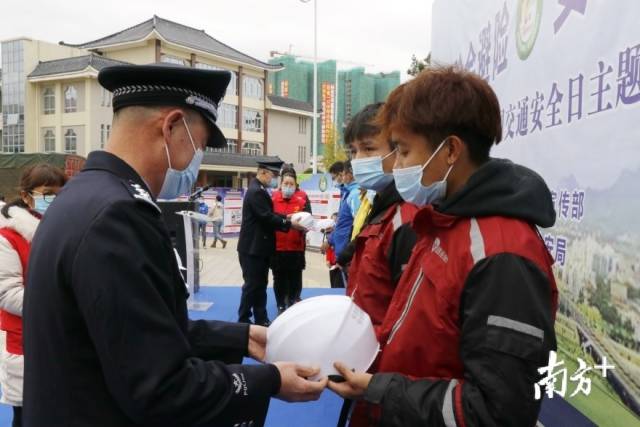 活動(dòng)現(xiàn)場(chǎng)還為快遞行業(yè)代表贈(zèng)送了有著安全保障的頭盔。段燦 攝