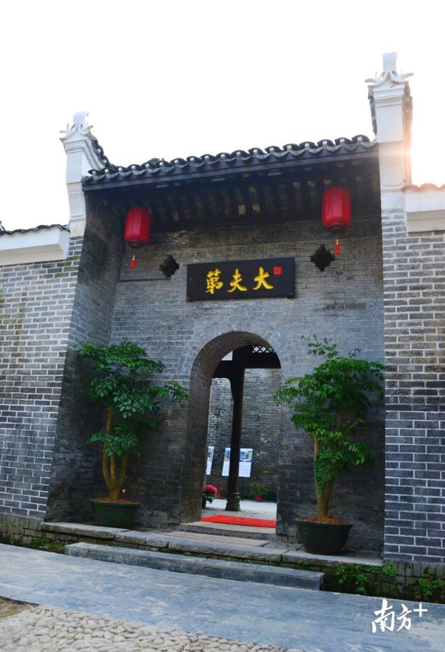 青磚藍(lán)瓦、重檐飛翹的“大夫第”民宿。黃津 攝