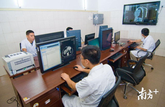 6個(gè)中心能讓鎮(zhèn)鄉(xiāng)的群眾實(shí)現(xiàn)在鎮(zhèn)衛(wèi)生院看病，一樣能享受到市區(qū)醫(yī)院的優(yōu)質(zhì)服務(wù)，實(shí)現(xiàn)讓數(shù)據(jù)多跑腿、群眾少跑腿。