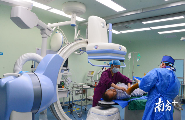 連州形成“基層檢查、基層收費(fèi)、上級(jí)診斷”就醫(yī)新格局，有效解決群眾“看病難、看病貴、看病遠(yuǎn)”難題。黃津 攝