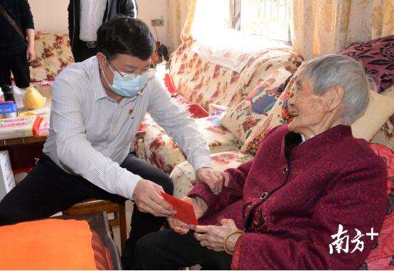 在黃廣珍家，唐慶衛(wèi)對老人噓寒問暖，送上慰問金，向老人拜個(gè)早年。黃津 攝