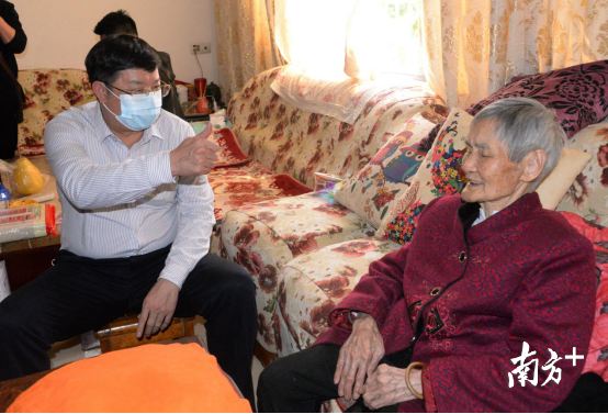 在百歲老人黃廣珍家，連州市長唐慶衛(wèi)豎起大拇指點(diǎn)贊老人。黃津 攝