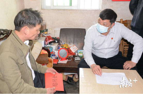 唐慶衛(wèi)希望黃貴標(biāo)，要叮囑小兒子讀好書來，爭取考上好的大學(xué)。黃津 攝