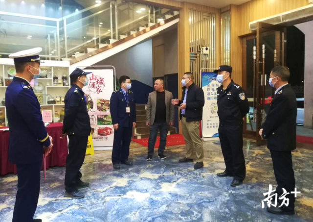 連州組建聯(lián)合檢查組對(duì)餐飲服務(wù)單位開(kāi)展疫情防控和食品安全、消防安全檢查。