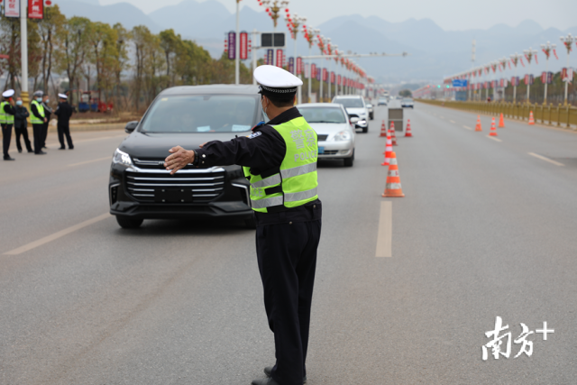 每天高峰期有近300名警力在主要交通路口站崗。