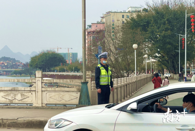 上午7點(diǎn)30分，連州市公安民警吳常超就來到了南門橋頭，開始了一天的交通路口站崗工作。