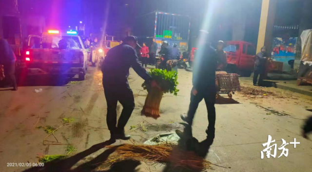 清理亂擺亂賣，營造良好環(huán)境。