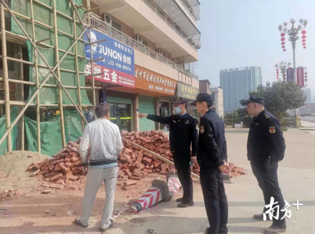 落實(shí)“門前三包”制度。