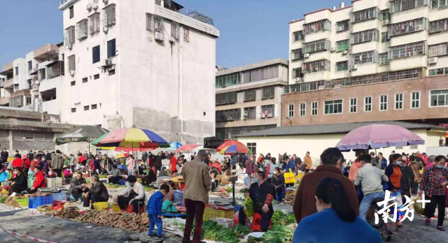 設(shè)置臨時(shí)擺賣點(diǎn)便民利民。