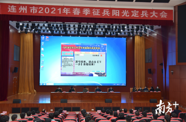 采取電腦隨機(jī)派號(hào)的辦法，確定了55名預(yù)定新兵及入伍去向和5名備選人員。