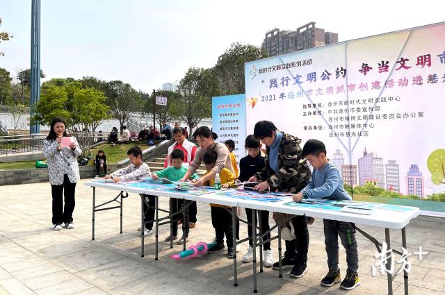 孩子們參與文明拼圖趣味游戲。段燦 攝