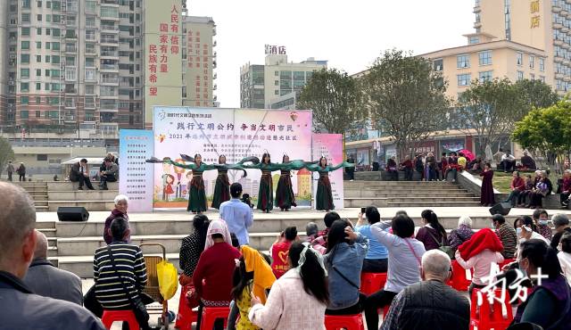 3月14日，連州開展“踐行文明公約，爭當文明市民”主題2021年連州市文明城市創(chuàng)建活動走進社區(qū)活動。段燦 攝