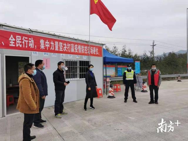 譚麗在西岸指導疫情防控宣傳工作。
