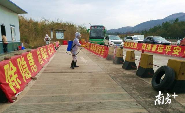 對(duì)省交界鳳頭嶺檢測(cè)點(diǎn)進(jìn)行消毒。