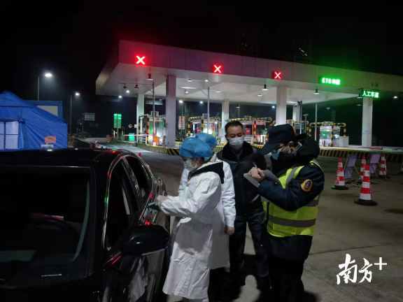 醫(yī)務(wù)、交警等人員在防控點(diǎn)24小時(shí)值守。