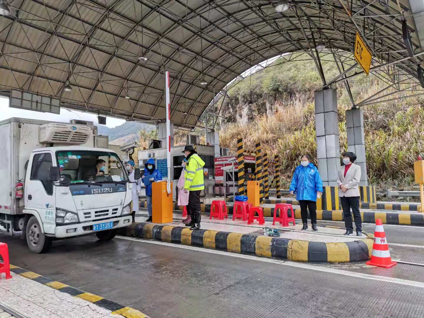 水足塘檢查站：值守人員對(duì)過往車輛、人員進(jìn)行排查