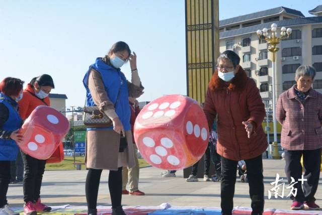 交通安全飛行棋游戲區(qū)。張曉欣 攝
