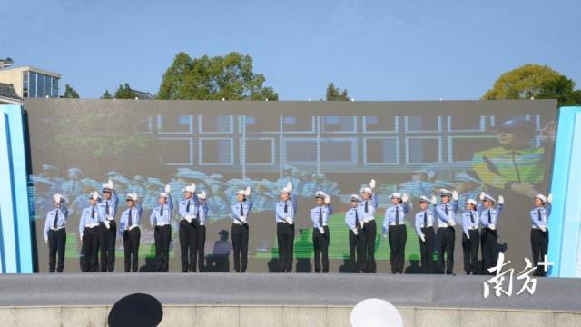 少年交警手勢(shì)操表演。張曉欣 攝