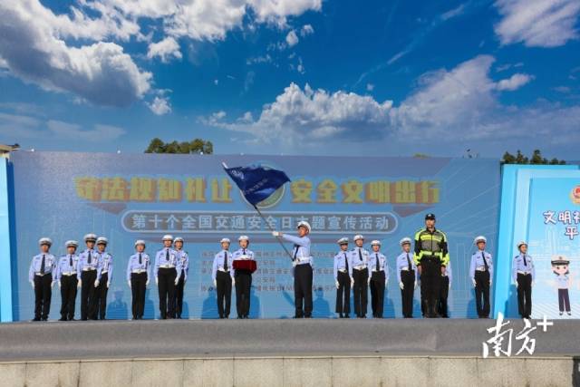 少年交警隊(duì)授旗儀式。廖劍鋒 攝
