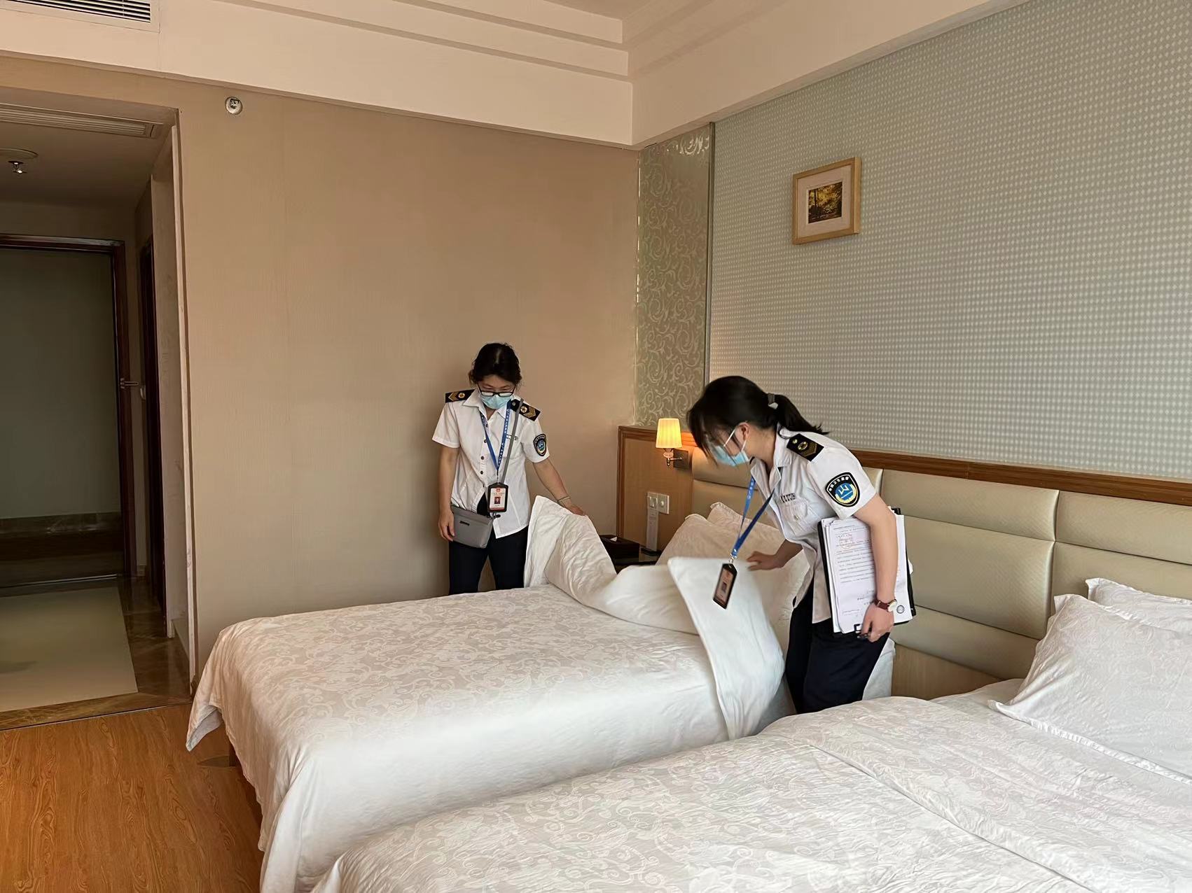 連州市衛(wèi)生監(jiān)督所執(zhí)法人員對公共用品用具清洗、消毒、保潔情況進行檢查.jpg