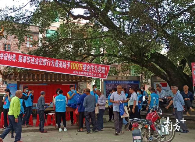 豐陽鎮(zhèn)人大代表在夏湟村的榕樹下舉行“微講堂”，用當(dāng)?shù)胤窖韵蛉罕娭v述毒品危害。通訊員供圖