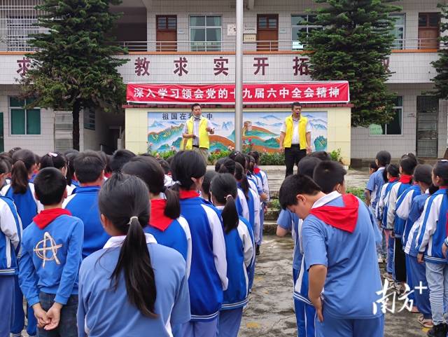 九陂鎮(zhèn)各中小學校開展未成年人防溺水安全教育宣傳。