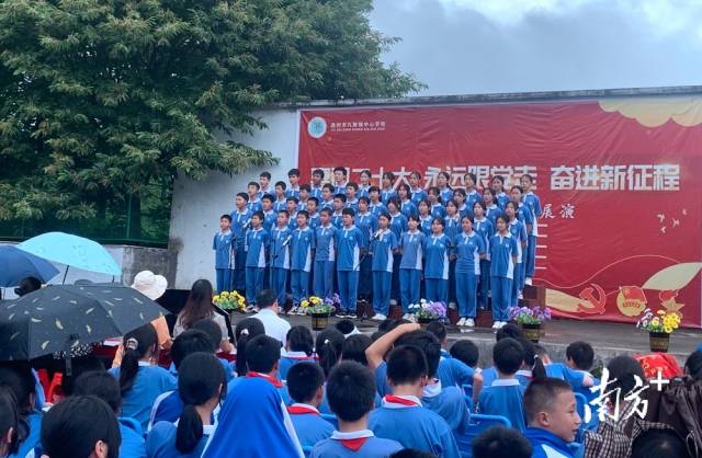 九陂鎮(zhèn)中心學校開展藝術展演活動。
