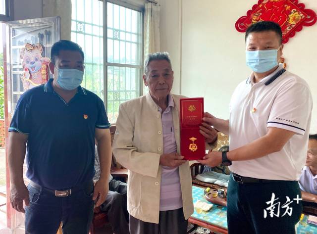 走訪慰問老黨員，并送上“光榮在黨50年”紀念章。