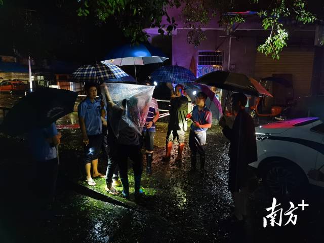 22日凌晨5時，轉(zhuǎn)移受困群眾。