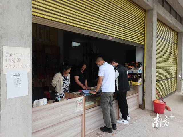 執(zhí)法人員給商家細(xì)致解釋政策。