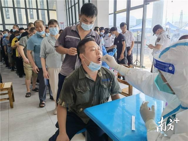 群眾有序排隊(duì)開展核酸檢測。