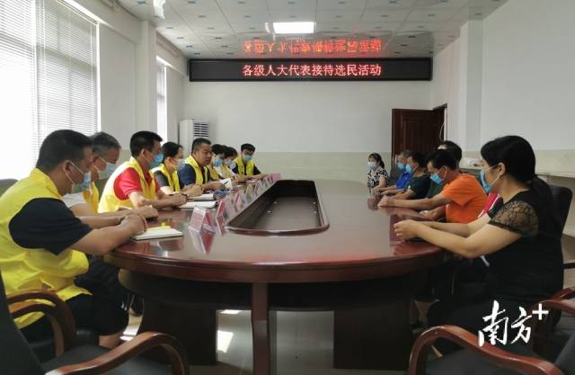 九陂鎮(zhèn)組織各級(jí)人大代表開展統(tǒng)一接待選民日活動(dòng)。