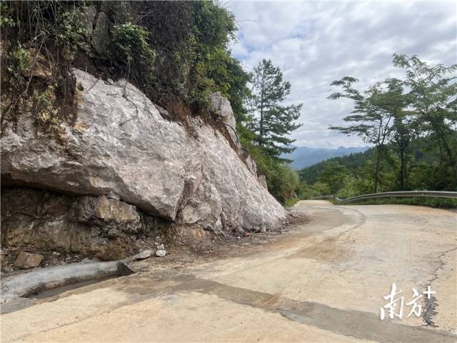 山石被清理后，道路此處的視野變得很是開闊。