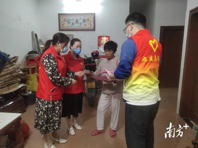進(jìn)村入戶開展森林防滅火宣傳。