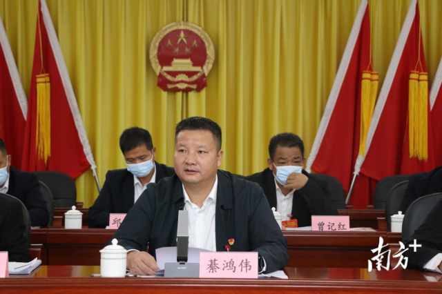 連州市委常委、副市長、九陂鎮(zhèn)黨委書記綦鴻偉作講話。