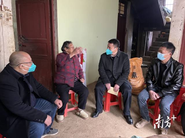 慰問老黨員。