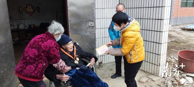 走訪慰問老黨員。