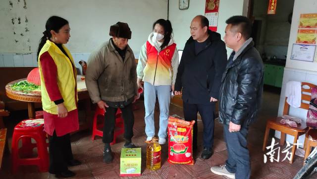 參與走訪慰問送溫暖活動。