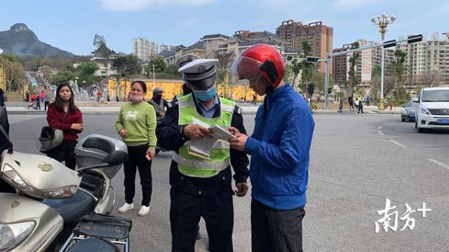 1日，連州交警上路展開專項整治。