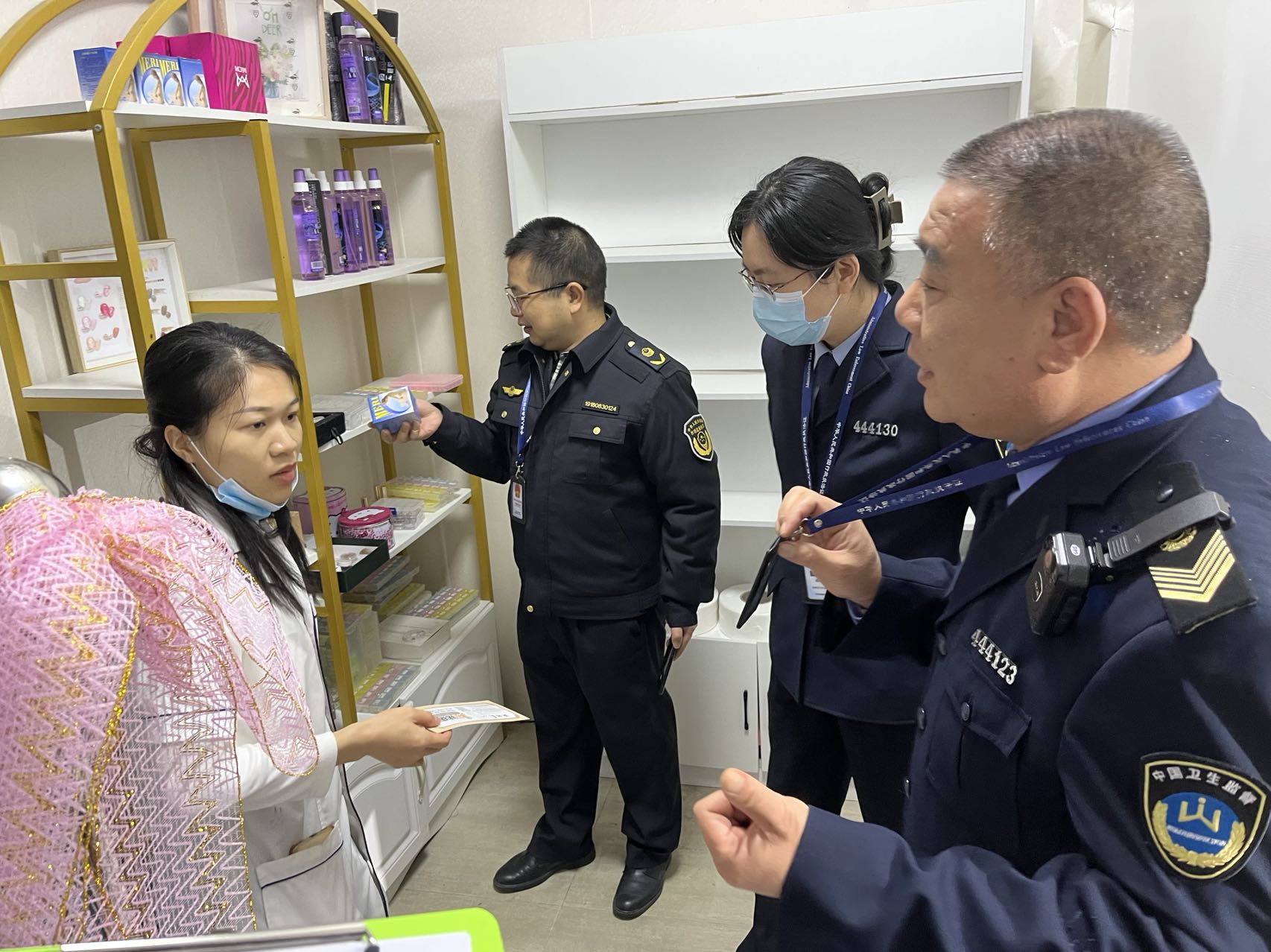 連州市衛(wèi)生健康局聯(lián)合市公安、市場監(jiān)督管理等部門開展打擊非法醫(yī)療美容專項檢查.jpg